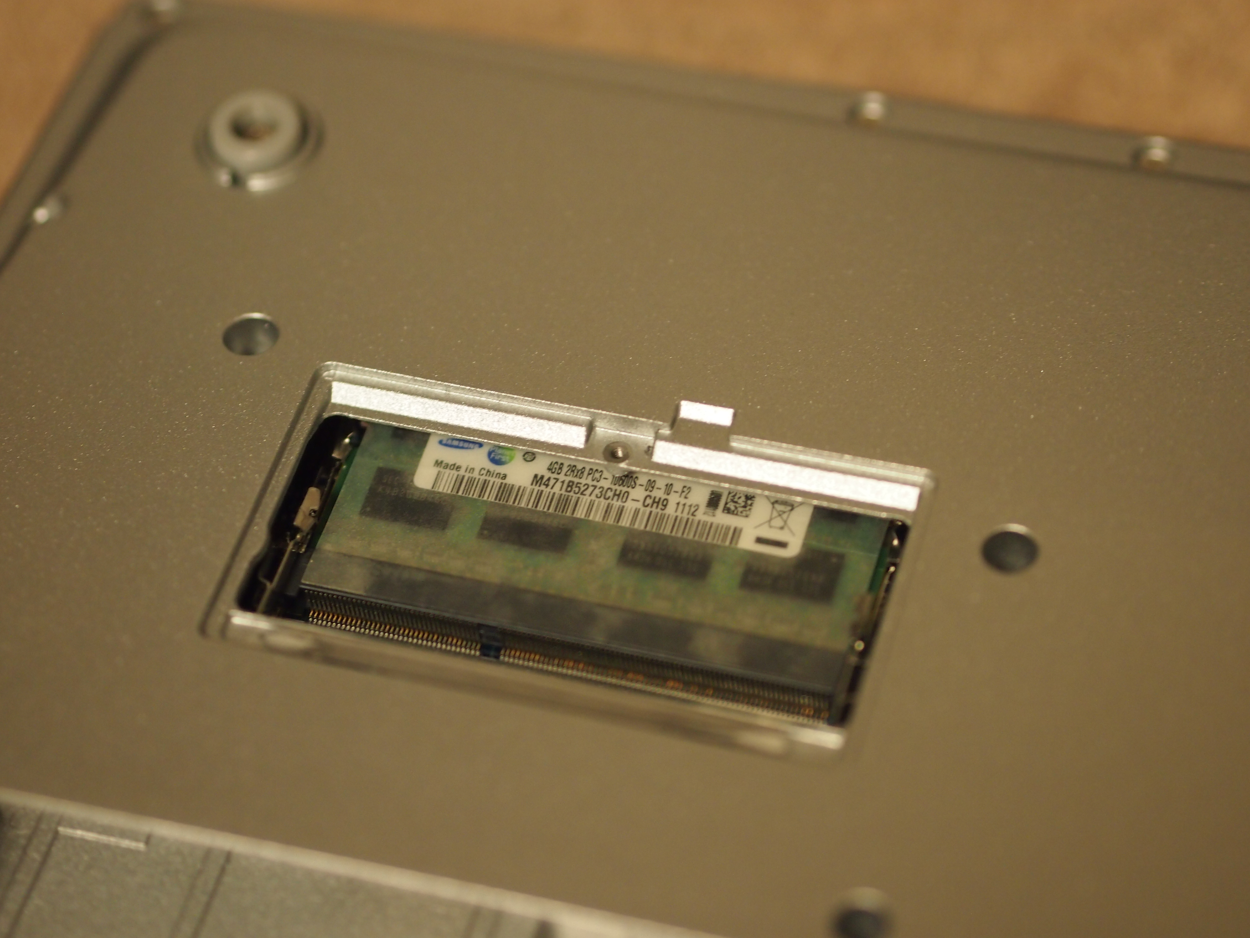 Panasonic Let’s Note CF-B10 / CF-B11 のメモリを交換して16GBにする (オンボードメモリの交換)