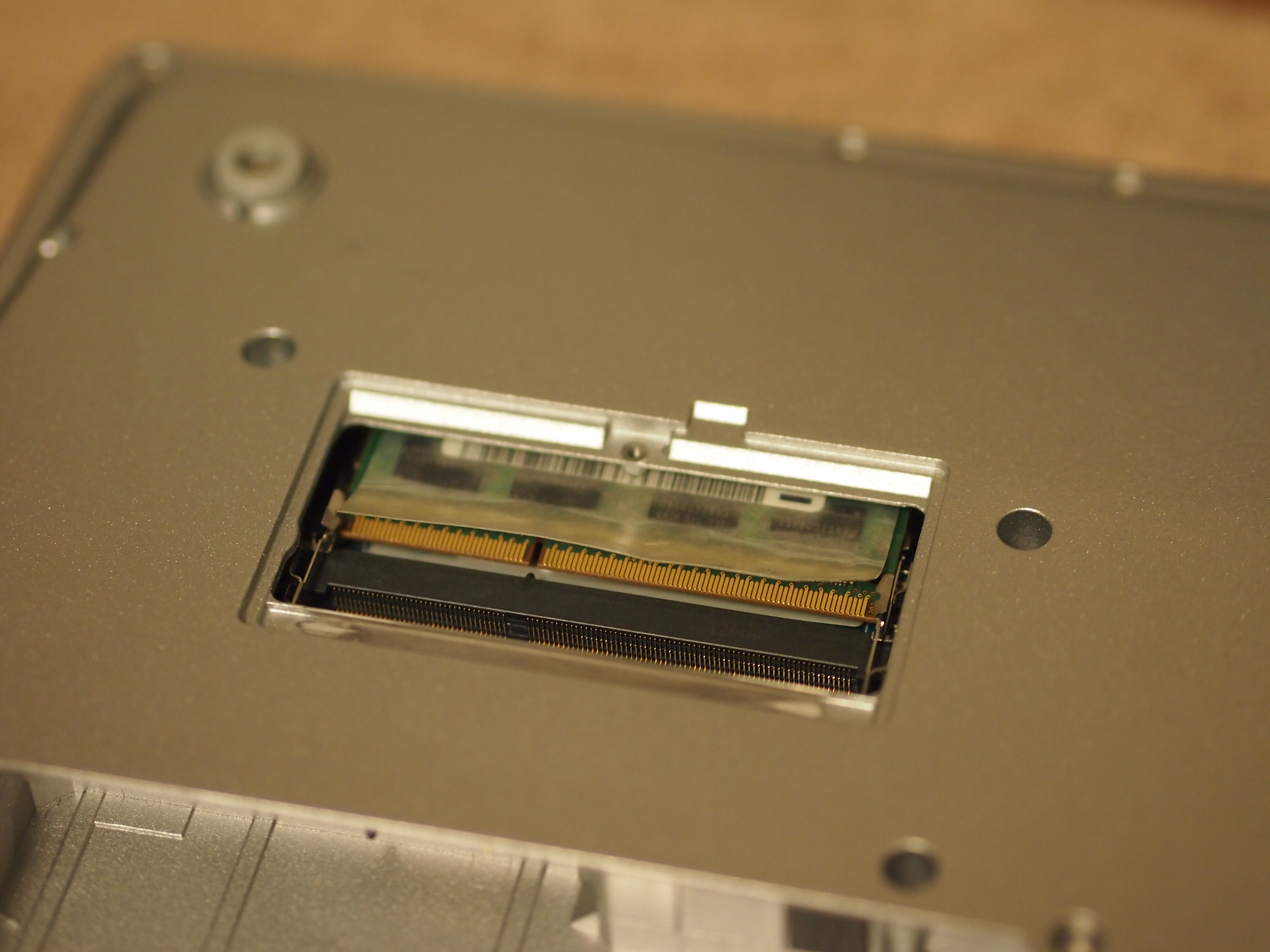 Panasonic Let's Note CF-B10 / CF-B11 のメモリを交換して16GBにする 