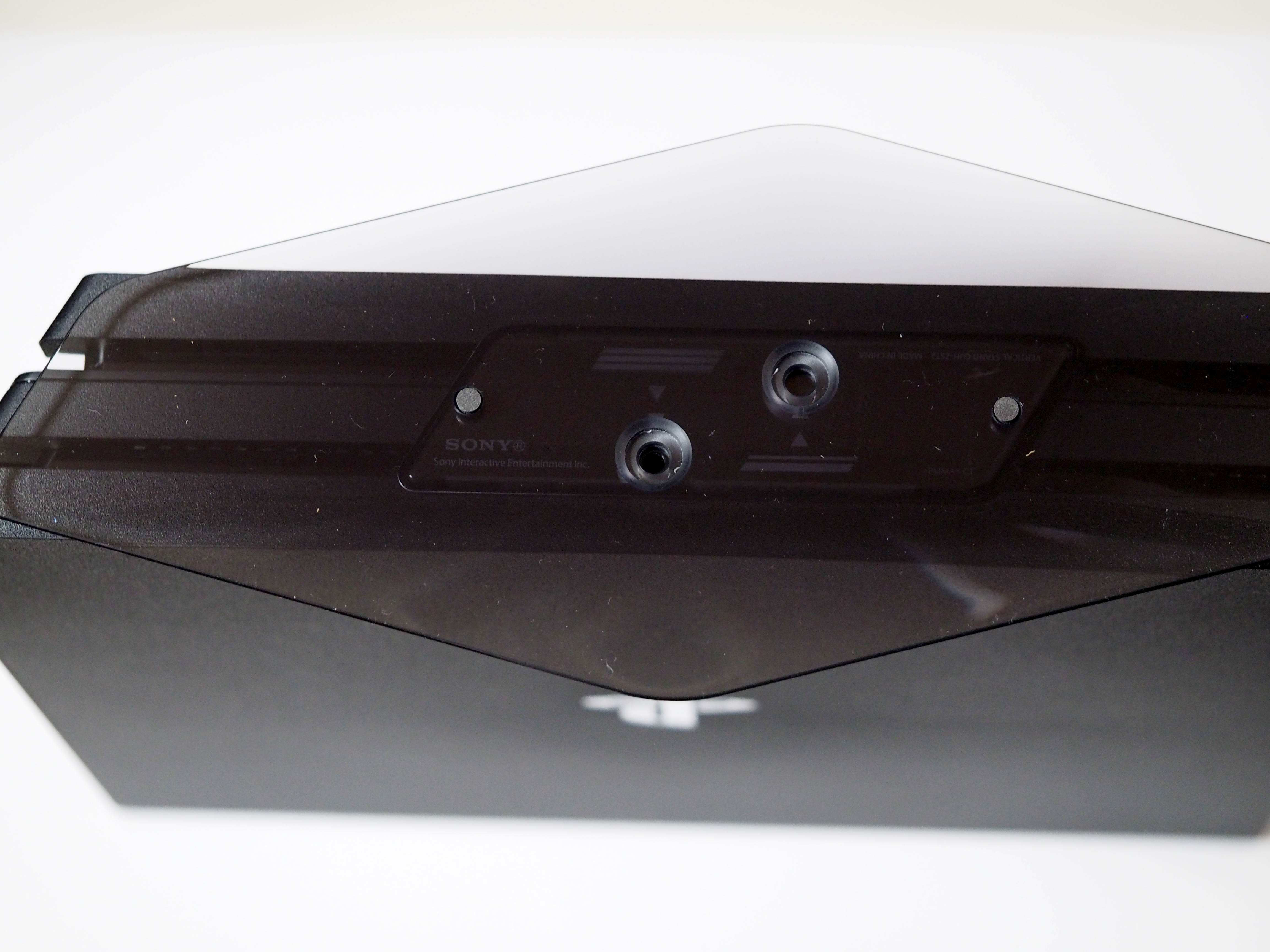 ”PlayStation 4”専用縦置きスタンド CUH-ZST2J のレビュー